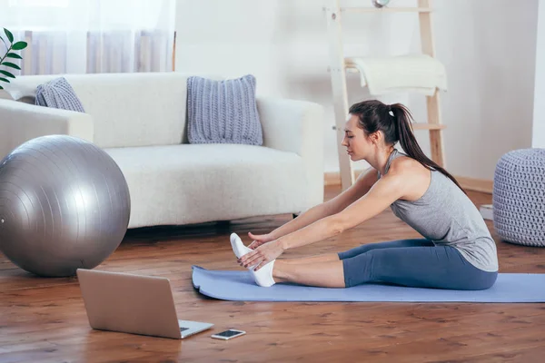 Bella giovane donna che fa yoga a casa. — Foto Stock