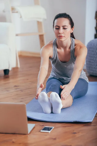 Vacker ung kvinna gör yoga hemma. — Stockfoto