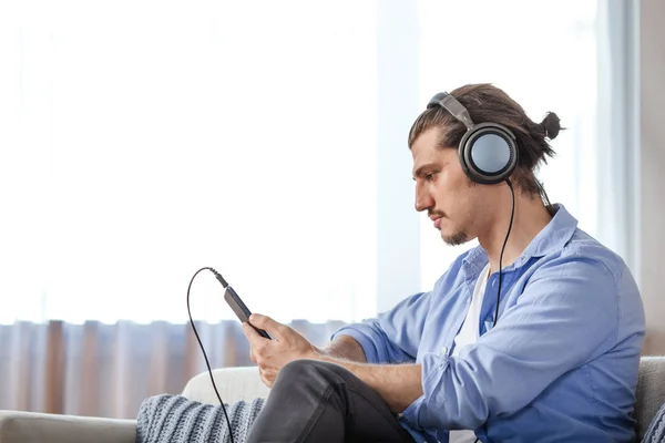 Przystojny facet, słuchanie muzyki na internet tabletki — Zdjęcie stockowe