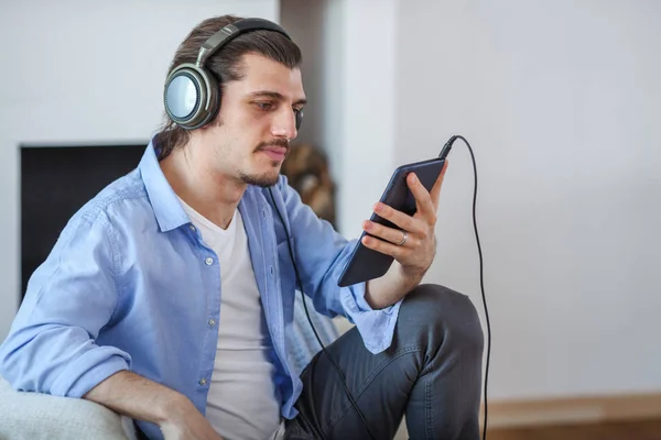 Bonito cara ouvir música na internet com tablet — Fotografia de Stock