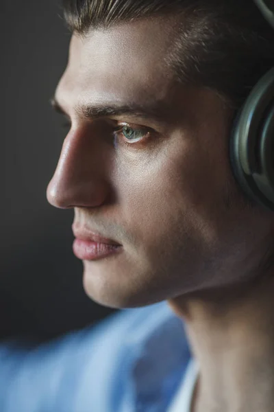 Música na mente dele. Retrato de jovem vestindo fones de ouvido e olhando para longe — Fotografia de Stock