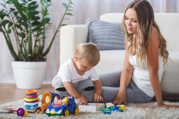 Mignon mère et enfant garçon jouer ensemble à l'intérieur à la maison — Photo