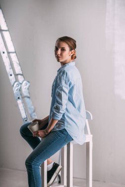 Odasında duvar boyama ev - iş yerinde yorgun kadın