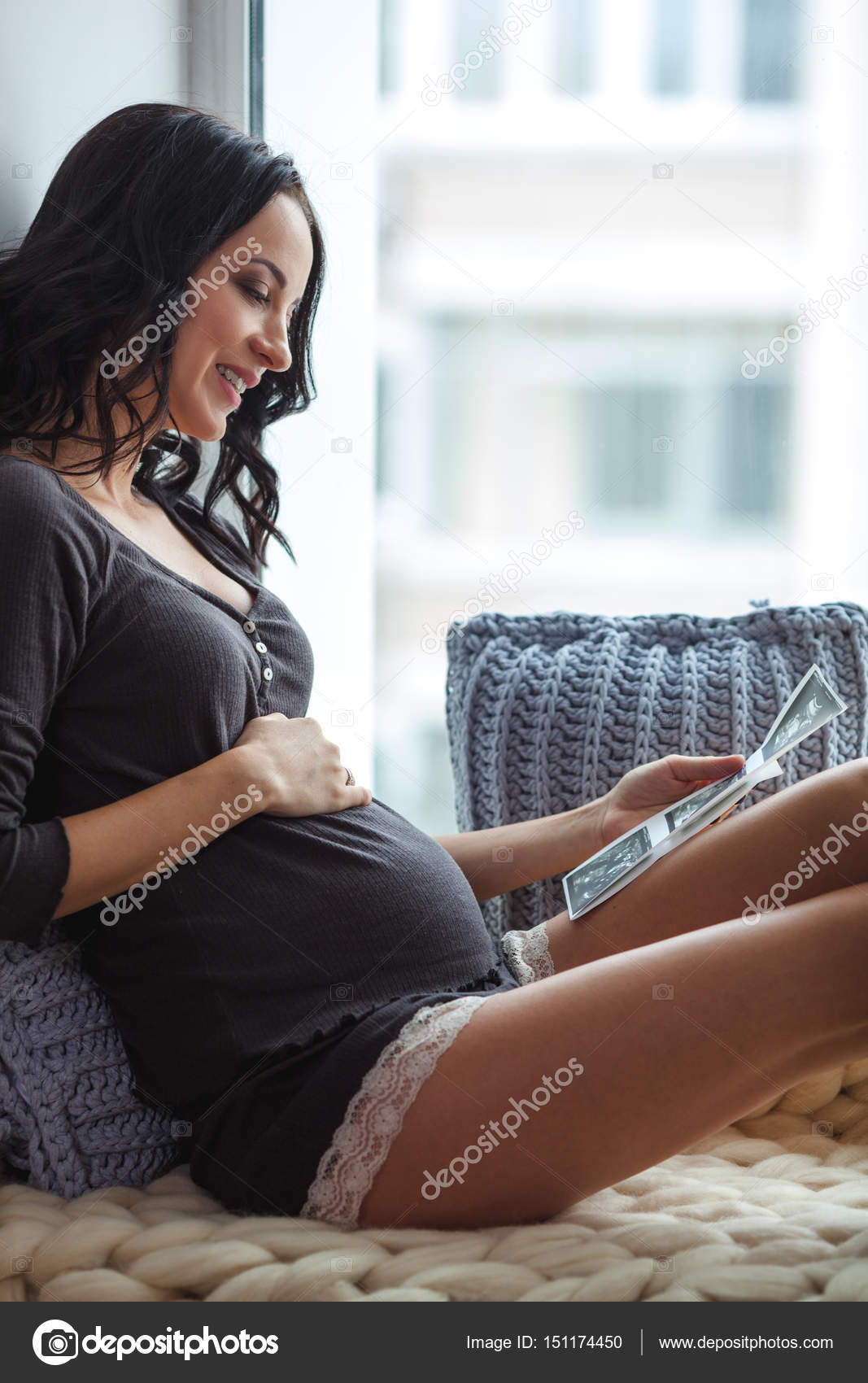Einer Jungen Schwangeren Zu Füßen Einer Jungen Schwangeren Zu Füßen