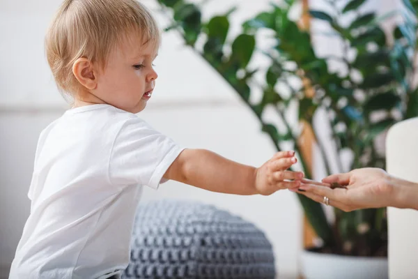 Menino dando a mão para sua mãe — Fotografia de Stock