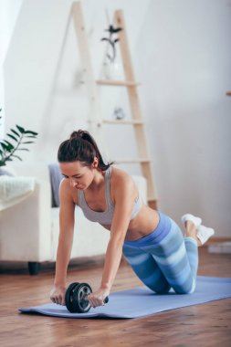 kadınla tekerleği ile karın egzersizleri yapın. Evde kilo vermek için egzersiz egzersiz