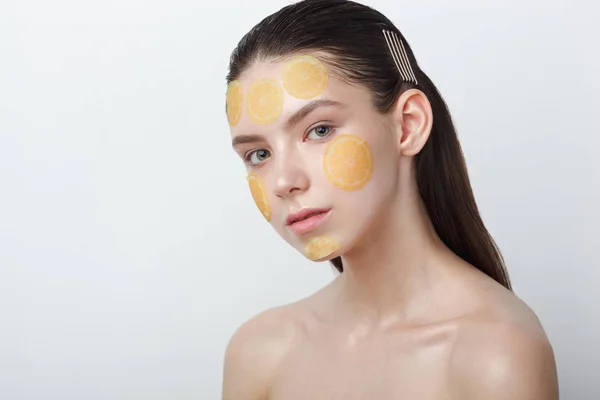 Bella giovane donna allegra con maschera sul suo viso isolato su sfondo bianco — Foto Stock