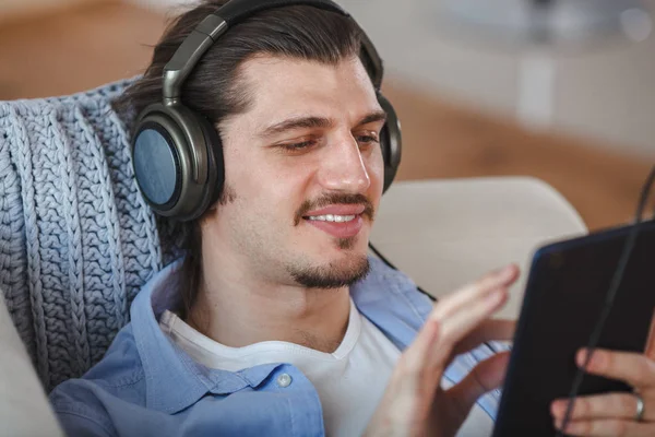 Όμορφος άντρας, να ακούτε μουσική στο Διαδίκτυο με δισκίο — Φωτογραφία Αρχείου
