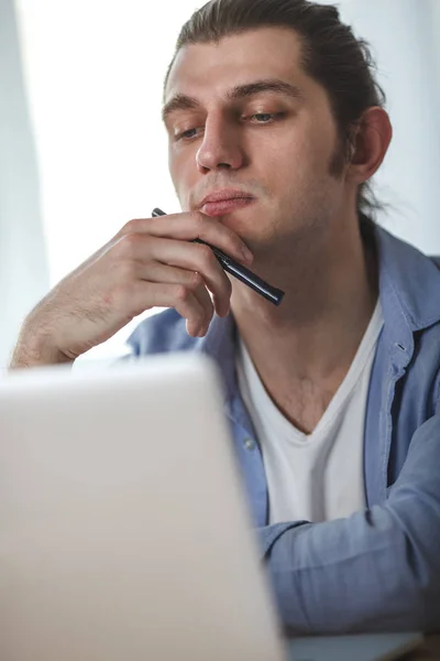 Portret van de werkende mens bij hem thuis — Stockfoto