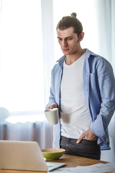 Porträtt av arbetande människan i sitt hem — Stockfoto