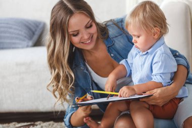 Anne ve oğlu duvarlar ve zemin boya. Çocuk yaratıcılık.