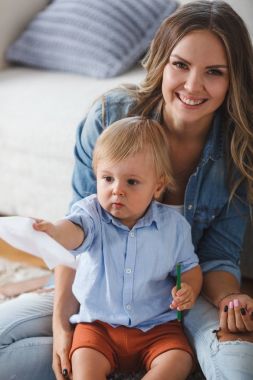 Anne ve oğlu duvarlar ve zemin boya. Çocuk yaratıcılık.