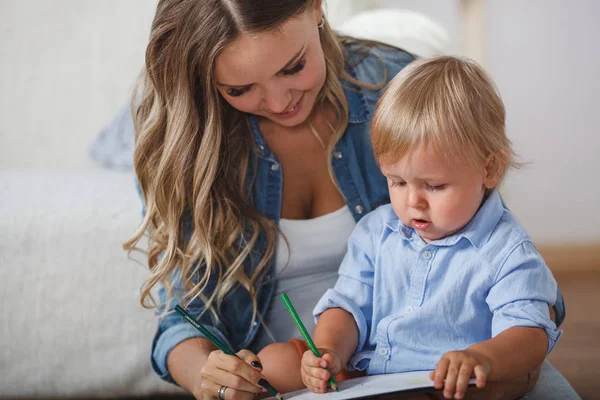 母と息子は、壁や床をペイントします。子供の創造性. — ストック写真