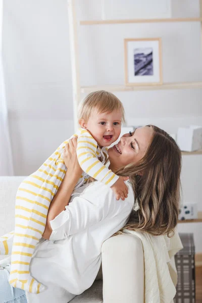 귀여운 아기와 함께 행복 한 어머니의 그림 — 스톡 사진