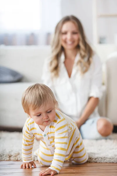 Gatear bebé niño en sala de estar piso — Foto de Stock