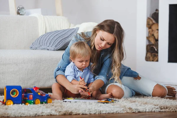 Schattig moeder en kind jongen spelen samen binnen thuis — Stockfoto