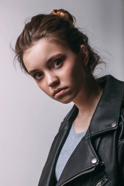genç kızın tatlı yüz ve omuzlar rock tarzı portre