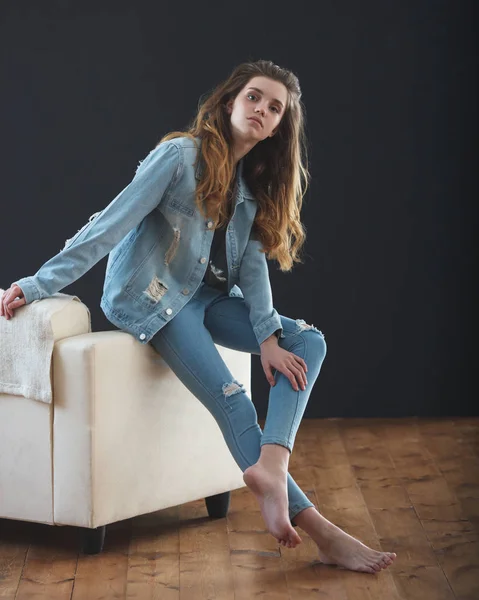 Ung tonårsflicka som bär jeansjacka — Stockfoto