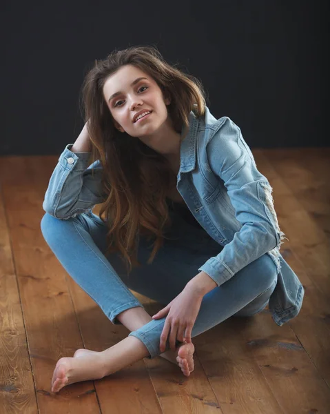 Ung tonårsflicka som bär jeansjacka — Stockfoto