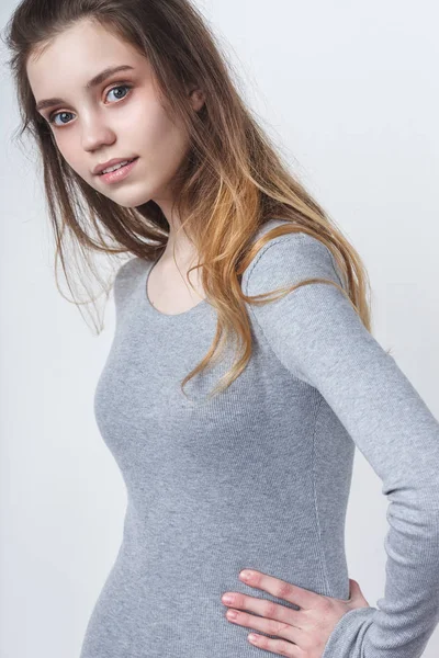 Fiatal tizenéves lány modellt fehér háttér — Stock Fotó