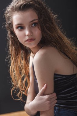 model kız portre koyu arka plan üzerinde sınar.