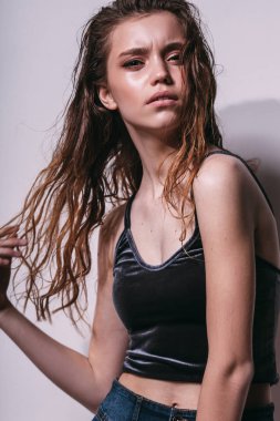 model kız portre koyu arka plan üzerinde sınar.