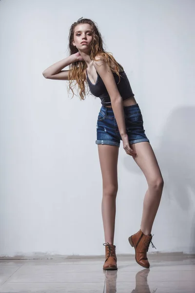 Model Girl testet Porträt vor dunklem Hintergrund — Stockfoto