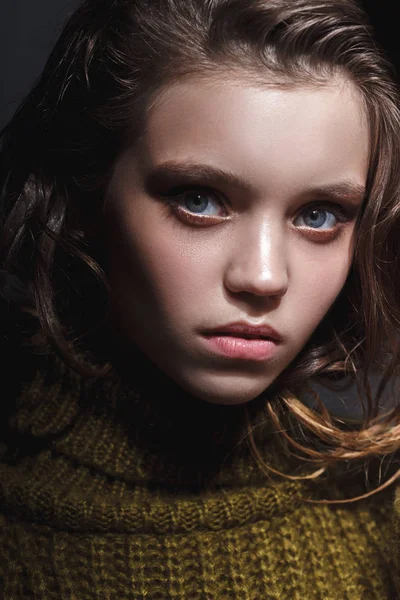 Modelo chica pruebas retrato sobre oscuro fondo —  Fotos de Stock