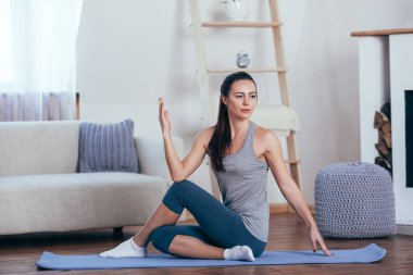 Genç neşeli çekici kadın pratik Yoga