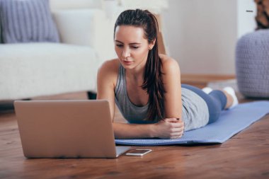 Güzel genç kadının evde egzersiz yapması