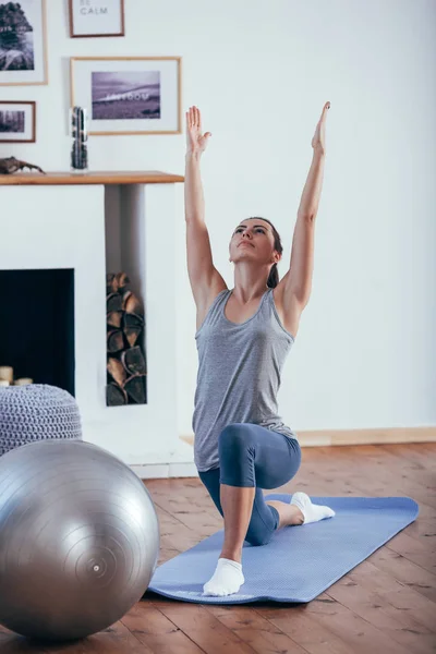 Unga glada attraktiv kvinna utövar yoga — Stockfoto