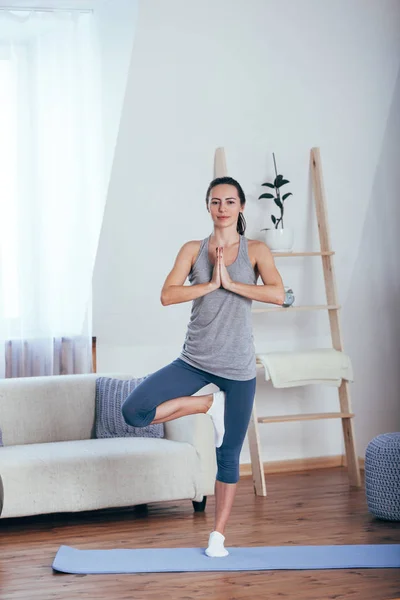 Unga glada attraktiv kvinna utövar yoga — Stockfoto