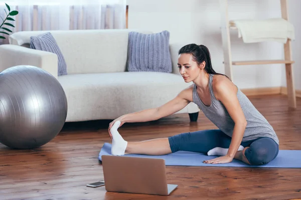 Vacker ung kvinna gör yoga hemma. — Stockfoto