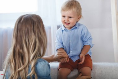 Anne ve oğlu oynama