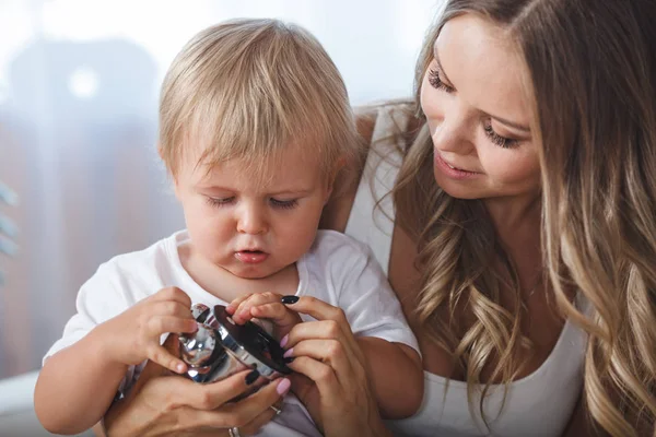 Anne ve oğlu çalar saat ile oynamak — Stok fotoğraf