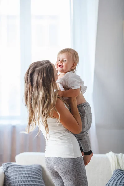 Foto van gelukkig moeder met schattige baby — Stockfoto