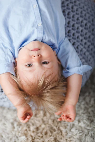 De cabeça para baixo menino no pufe — Fotografia de Stock