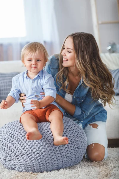 Moeder en zoon spelen op hom — Stockfoto