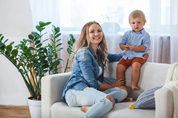 Mãe e Filho no sofá — Fotografia de Stock