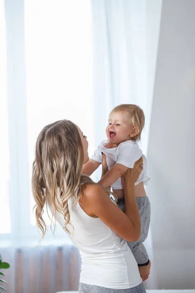 Imádnivaló baba boldog anya képe Stock Kép