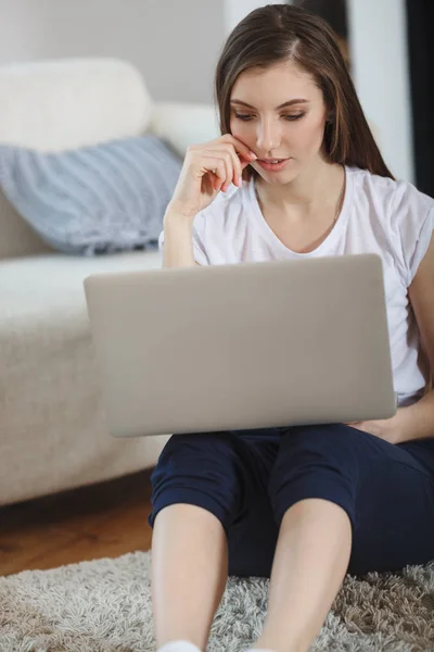 家でノート パソコンを使用して美しい ypung 女性 — ストック写真