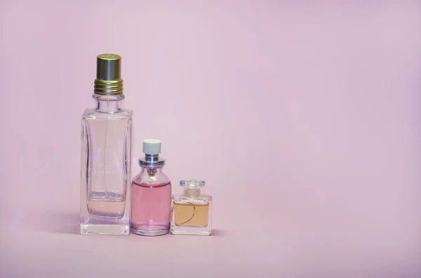 Conceito Mulher Beleza Cosméticos Garrafas Com Perfume Líquido Fundo Rosa — Fotografia de Stock