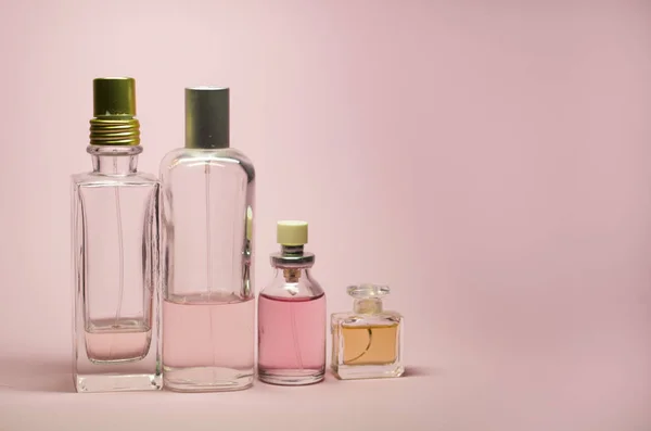 Koncepcja Kobiety Piękna Kosmetyków Butelki Płynnymi Perfumami Różowym Tle — Zdjęcie stockowe
