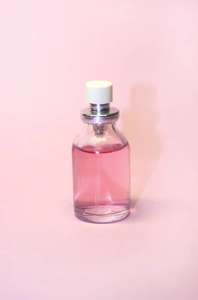 Conceito Mulher Beleza Cosméticos Garrafas Com Perfume Líquido Fundo Rosa — Fotografia de Stock