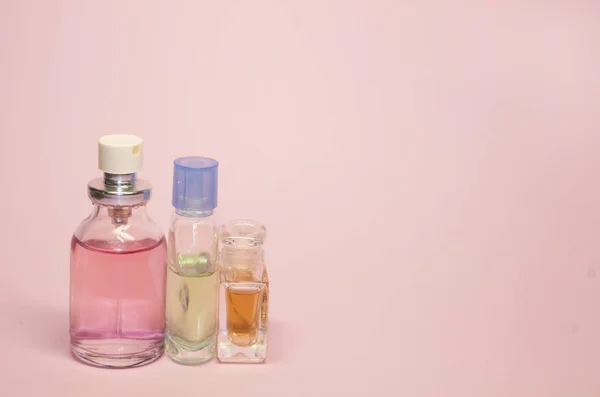 Koncepcja Kobiety Piękna Kosmetyków Butelki Płynnymi Perfumami Różowym Tle — Zdjęcie stockowe