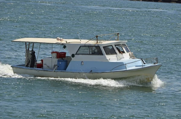 Barco de pesca comercial que retorna ao porto — Fotografia de Stock