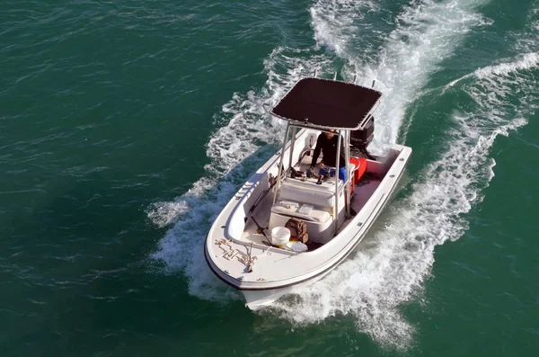 Petit hors-bord moteur bateau de pêche motorisé — Photo