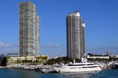 Lüks Condominium Towers adlı Miami Beach Marina