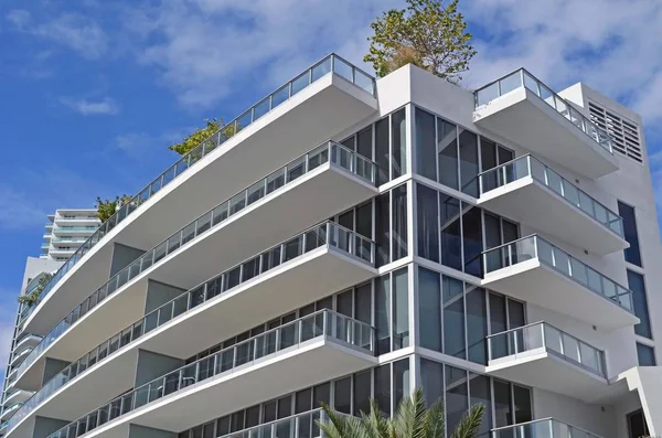 Exterior de un moderno edificio de condominios en Miami Beach — Foto de Stock