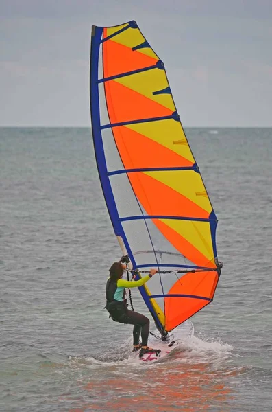 Windsurfer vor jungfräulichem Schlüsselstrand — Stockfoto